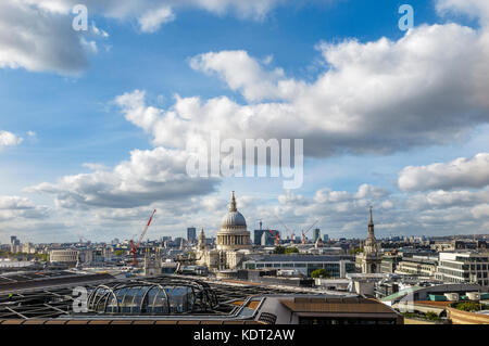 London Skyline Panorama Dachterrasse mit Blick auf die Wahrzeichen, die Kuppel der St. Paul's Kathedrale von Sir Christopher Wren, blauer Himmel und weiße Wolken Stockfoto