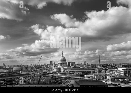 Blick auf die Skyline von London auf der Dachterrasse das Bergpanorama mit Wahrzeichen, die Kuppel der St. Paul's Kathedrale von Sir Christopher Wren,, dramatische Himmel, Monochrom Stockfoto