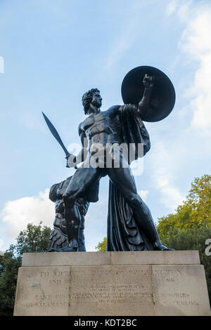 Blick auf große Bronzestatue von Achilles im Hyde Park London W1 errichtet zu Ehren von Arthur Wellesley, 1. Herzog von Wellington, Inschrift am Sockel Stockfoto