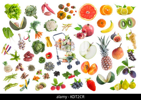 Konzept der gesunden Ernährung, verschiedene Früchte und Gemüse fünf ein Tag auf Mitte Hintergrund mit einem vollen Supermarkt Warenkorb in der Mitte zu essen Stockfoto