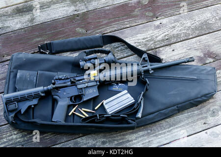 Smith und Wesson M&P15 Gewehr mit Galati Rifle Bag Stockfoto