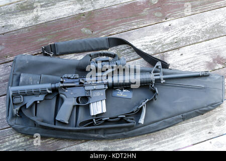 Smith und Wesson M&P15 Gewehr mit Galati Rifle Bag Stockfoto