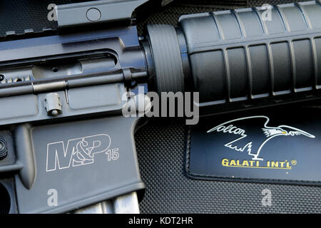 Smith und Wesson M&P15 Gewehr mit Galati Rifle Bag Stockfoto