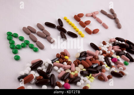 Hand schreiben Bildunterschrift inspiration Medical care Konzept mit Pillen, Drogen geschrieben Kapsel Wort Angst auf weißem Hintergrund isoliert mit Platz Stockfoto