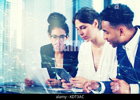 Unternehmer im Büro mit Netzwerk Wirkung. Konzept der Partnerschaft und Zusammenarbeit. Stockfoto