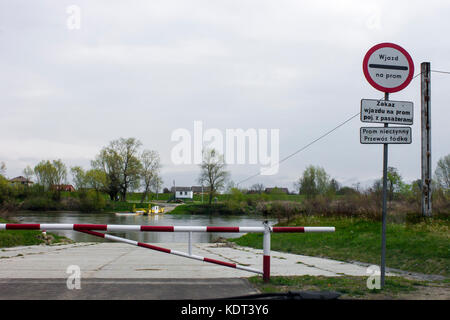 Eine unbenutzte Fähre Plattform in der Nähe von Sandomierz, Polen, Überquerung des Flusses San Stockfoto