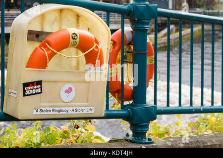 Ringbojen gesichert auf dem Handlauf entlang des Garavogue River, Sligo, Irland. Stockfoto