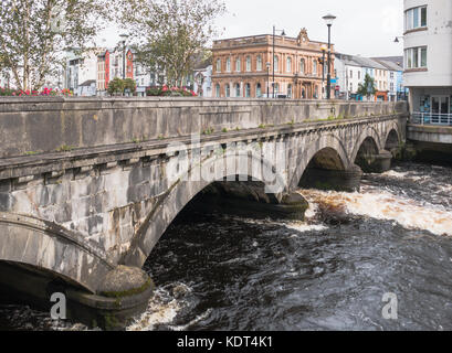 Der Garavogue River fließt unter der Hyde Bridge in Sligo, Irland Stockfoto