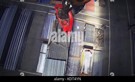 Metal pipe profile and sun in the background. Sheet metal profiles transporting, close up. Metal or aluminum profile channel for use in structures, warehouse. Bent metal profile channel. Factory Stockfoto