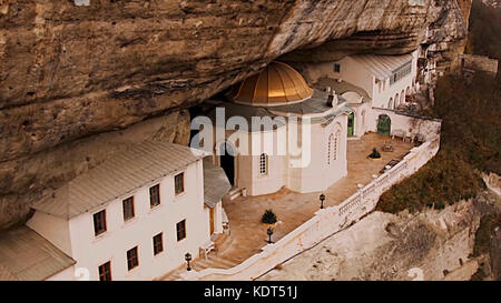 Kloster Der Heiligen Verkündigung Mangupsky. Der Tempel in der Höhle. Mittelalterliche Festung Mangup Kale. Bakhchisarai State Historical and Cultural Reserve. Krim. Ukraine. Stockfoto