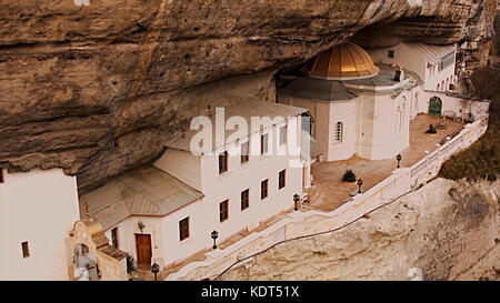 Kloster Der Heiligen Verkündigung Mangupsky. Der Tempel in der Höhle. Mittelalterliche Festung Mangup Kale. Bakhchisarai State Historical and Cultural Reserve. Krim. Ukraine. Stockfoto