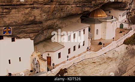 Kloster Der Heiligen Verkündigung Mangupsky. Der Tempel in der Höhle. Mittelalterliche Festung Mangup Kale. Bakhchisarai State Historical and Cultural Reserve. Krim. Ukraine. Stockfoto