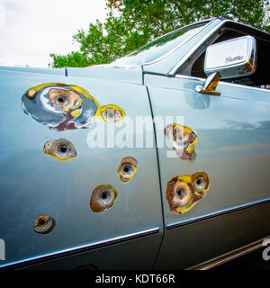 Einschusslöcher in einem Cadillac Auto Kotflügel Stockfoto
