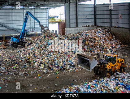 Maschinen in einer Recyclinganlage in New York City Stockfoto