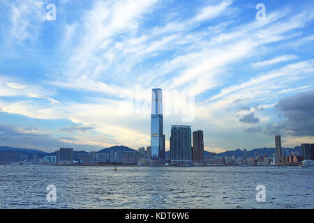 Wundervolle Stadt Landschaft des Victoria Harbour in Hong Kong mit glüht, International Commerce Centre Stockfoto