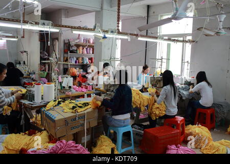 Nicht identifizierte Arbeiten arbeiten in der Bekleidungswerkstatt des Familienunternehmens in Canton, Puning Stockfoto