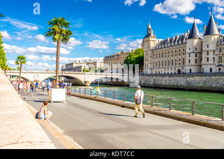 Der Fluss Seine und die Conciergerie Gebäude auf der Île de la Cité in Paris, Frankreich Stockfoto