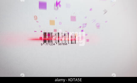 Eindrucksvolle 3D-Darstellung eines abstrakten Barcode-Scanverfahrens mit fliegenden Symbolen, Zahlen, gelben, roten und rosafarbenen Figuren. Das schwarze A Stockfoto