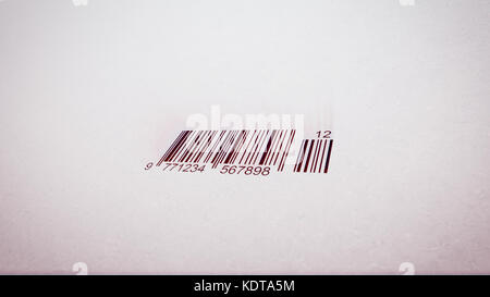 Künstlerische 3D-Darstellung eines abstrakten Barcode-Scanners, der diagonal platziert wird. Der schwarz-weiße Code wird in den weißen Hintergrund gesetzt. Es sieht einfach aus, aber Stockfoto