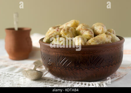 Kohlrouladen mit Fleisch, Reis und Gemüse. dolma, Sarma, Sarmale, golubtsy oder golabki. selektive Fokus Stockfoto