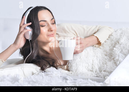 Ältere Menschen am Telefon sprechen Stockfoto