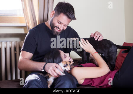 Junge paar hält Katzen in Händen Stockfoto