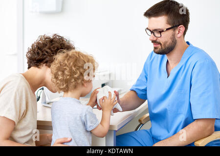 Little Boy Besuch Zahnarzt Stockfoto