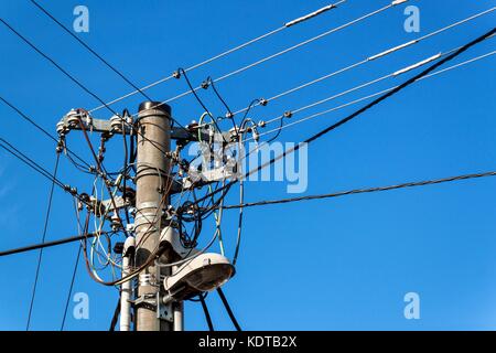 Utility Pole oder strommast. Spalte mit Strom trennen. blue Clear Sky. Dreiphasige Power Line Connection Stockfoto