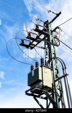 Utility Pole oder strommast. Spalte mit Strom trennen. blue Clear Sky. Dreiphasige Power Line Connection Stockfoto