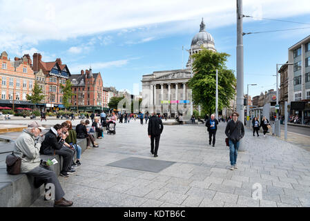 Der alte Markt, Nottingham, nach Osten in Richtung der Rat Haus mit Brunnen im Vordergrund. Stockfoto