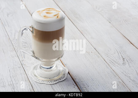 Köstlichen Cappuccino auf der Plank Holztisch Stockfoto