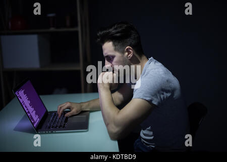 Single einsame computer Hacker arbeitet im Dunklen begehen Verbrechen Stockfoto