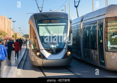 Rabat, Marokko - Jan 17, 2017: Moderne Straßenbahn im Stadtzentrum in der Nähe von Medina. Rabat-salé Straßenbahn ist die Straßenbahn in Rabat und Sale am 23. Mai 2011 eröffnet Stockfoto