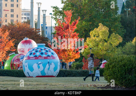 Ein Atlanta, Georgia Sonnenuntergang beleuchtet die bunten Blätter im Herbst in der Welt von Coca-Cola Innenhof angrenzende Centennial Olympic Park. (USA) Stockfoto