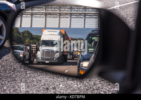 Hohes Verkehrsaufkommen in die Außenspiegel auf Atlanta, Georgia I-285. (Usa) Stockfoto