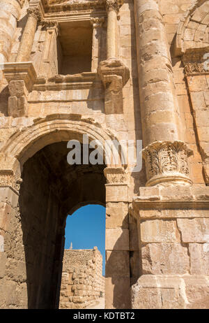 Hadrian's Arch Tor, Südlich der römischen Stadt Jerash, das antike Gerasa, archäologische Stätte im Norden von Jordanien, Naher Osten Stockfoto