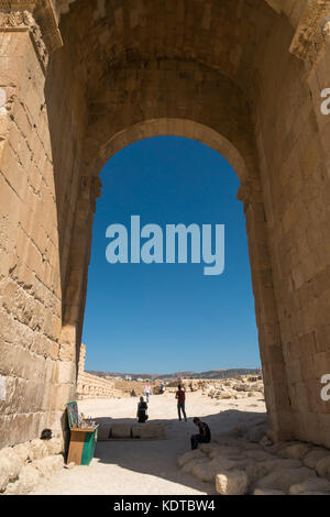 Durch Hadrian's Arch Tor, der römischen Stadt Jerash, das antike Gerasa, archäologische Stätte, nördliche Jordanien, Naher Osten Stockfoto