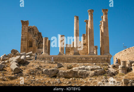 Touristische und Führer im Zeus Tempel, der römischen Stadt Jerash, das antike Gerasa, archäologische Stätte, nördliche Jordanien, Naher Osten Stockfoto