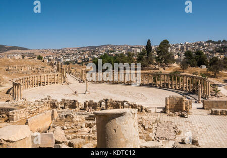 Auf ovalen Plaza und Cardo von Zeus Tempel, der römischen Stadt Jerash, das antike Gerasa, archäologische Stätte in Jordanien, Naher Osten Stockfoto