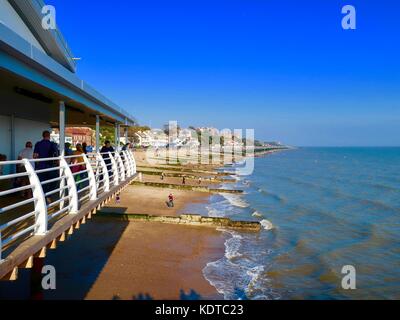 Blick von der neuen Felixstowe (2017) Pier an einem hellen, warmen Herbsttag. Stockfoto