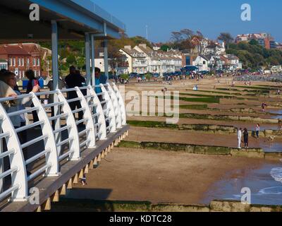 Blick von der neuen Felixstowe (2017) Pier an einem hellen, warmen Herbsttag. Stockfoto