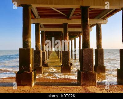 Unter Felixstowe neue (2017) Pier an einem hellen, warmen Herbsttag. Stockfoto