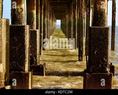 Unter Felixstowe neue (2017) Pier an einem hellen, warmen Herbsttag. Stockfoto