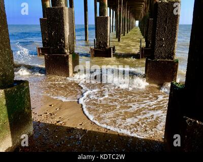 Unter Felixstowe neue (2017) Pier an einem hellen, warmen Herbsttag. Stockfoto