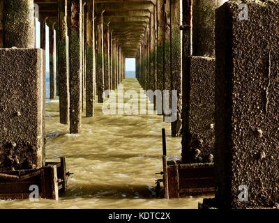 Unter Felixstowe neue (2017) Pier an einem hellen, warmen Herbsttag. Stockfoto