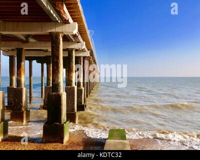 Unter Felixstowe neue (2017) Pier an einem hellen, warmen Herbsttag. Stockfoto