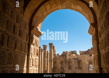 Durch arch im Süden Theater Amphitheater, römische Stadt Jerash, das antike Gerasa, archäologische Stätte, nördliche Jordanien, Naher Osten Stockfoto