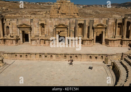 Bühne im Süden Theater Amphitheater, römische Stadt Jerash, das antike Gerasa, archäologische Stätte, Jordanien, Naher Osten, mit arabischen Mann im traditionellen Gewand Stockfoto