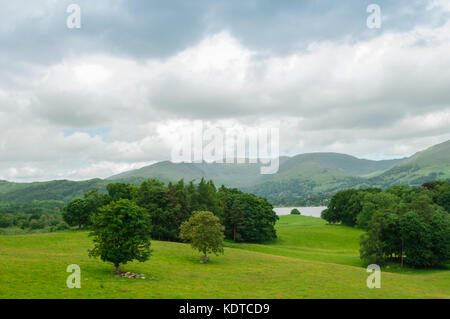 Lake District die Fairfield Hufeisen von Wray Castle Cumbria, Blick über den See Windermere der Fairfield Hufeisen über Ambleside Stockfoto