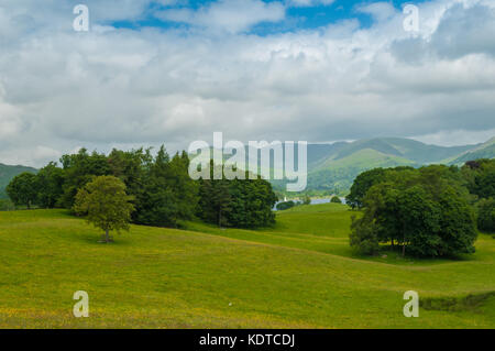 Lake District die Fairfield Hufeisen von Wray Castle Cumbria, Blick über den See Windermere der Fairfield Hufeisen über Ambleside Stockfoto